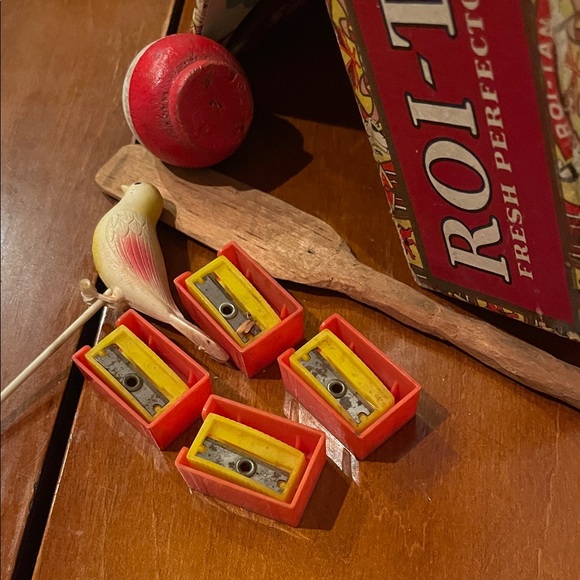 Vintage Roi-Tan Cigar Box with 60’s collectibles - Picture 9 of 10